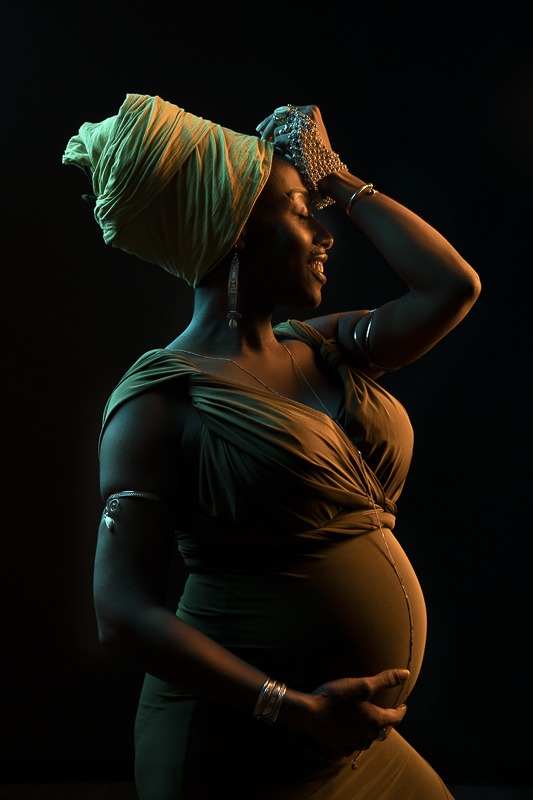 femme enceinte avec jeu de lumières colorées