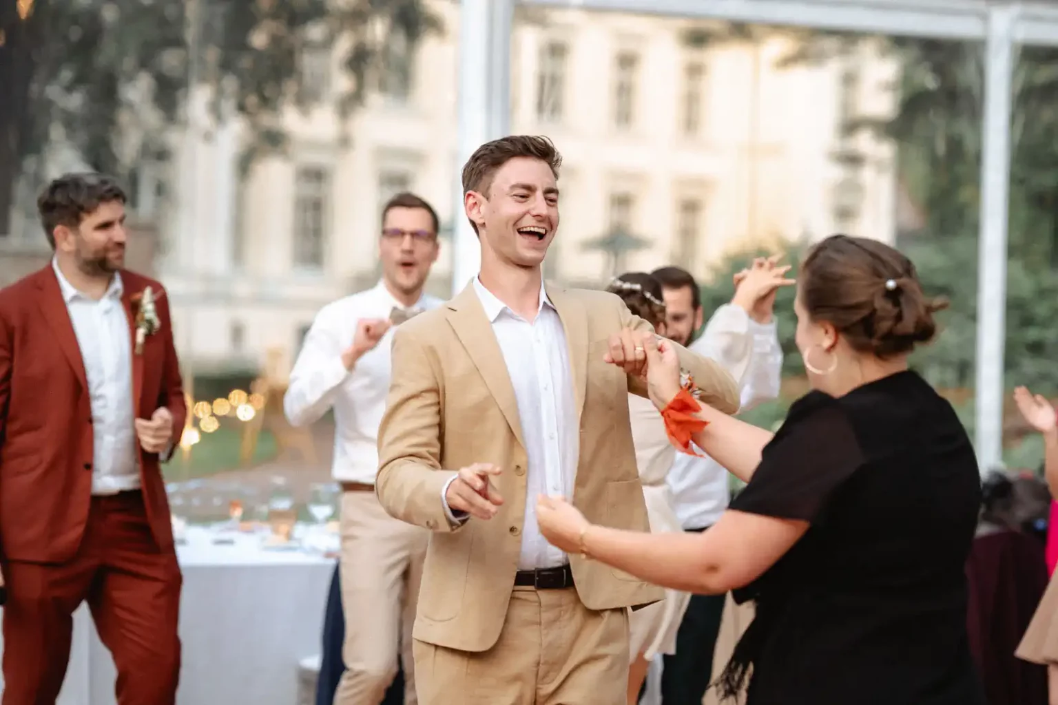 Photo du marié dansant avec sa demoiselle d'honneur lors de sa soirée de mariage