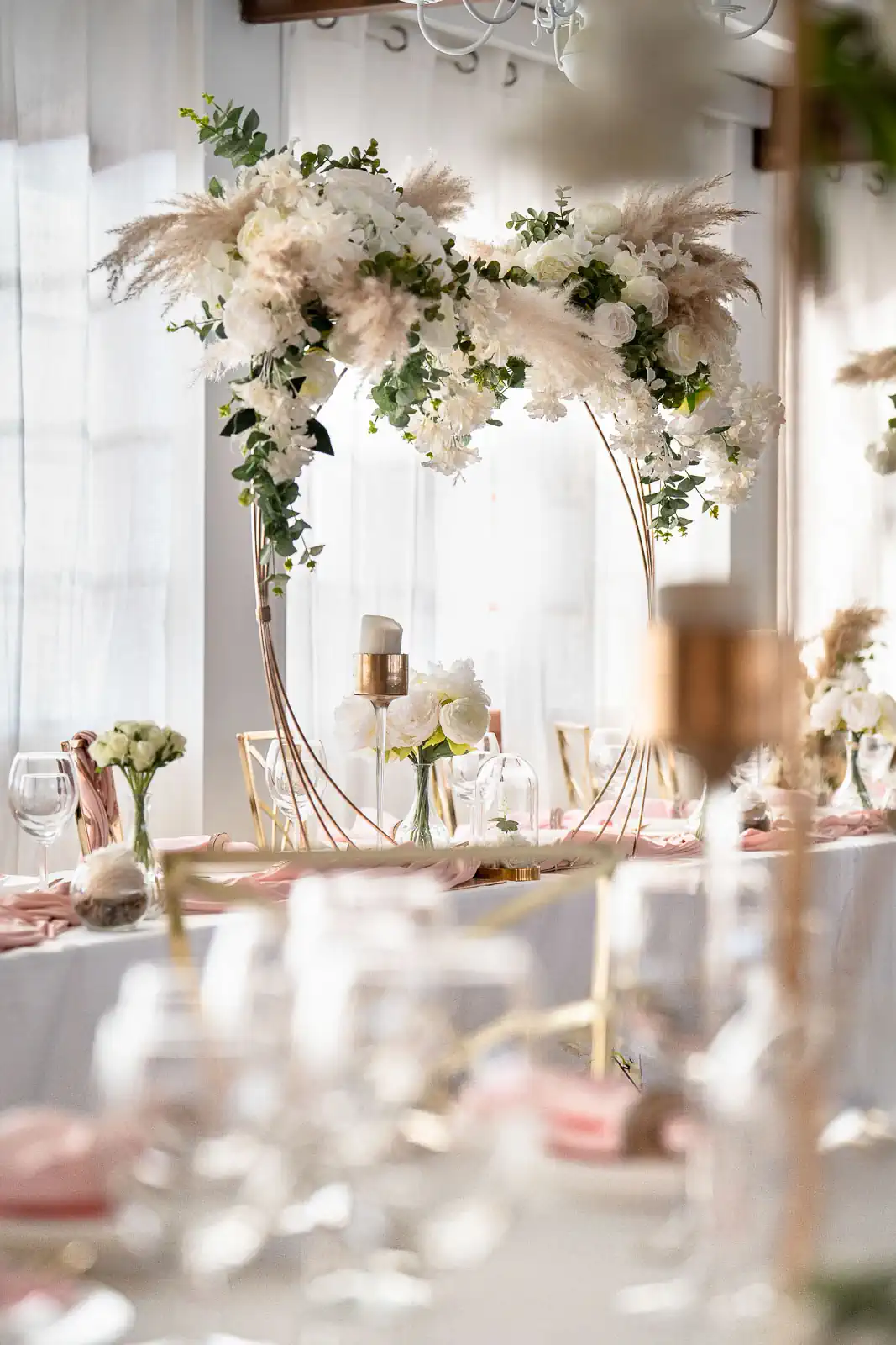 photo de la décoration de table d'un mariage au domaine Le Comte à Hem. On y retrouve des verres, des bougies et des fleurs