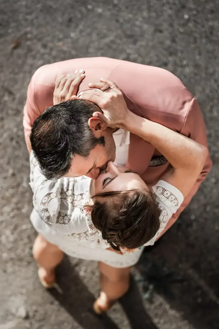 photo vue du dessus sur un couple enlacé qui s'embrasse dans une rue